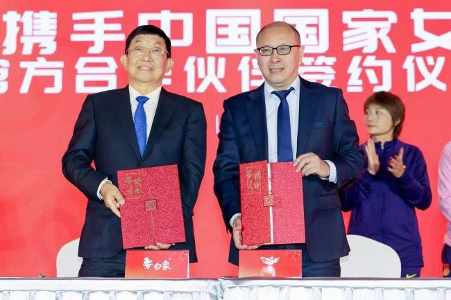 萧家人激动不已，连忙感激的道谢，答应下来。